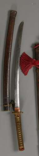 日本--昭和时期(1926-1989)贡托，钢刀没有签字（事故和缺口）。皮革剑...