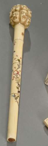 日本--明治时期（1868-1912年伞柄的一部分，象牙雕刻，柴山的花和昆...