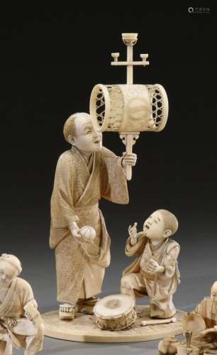 日本，东京学派-明治时期（1868-1912）。象牙色的和服，戏法家和他的儿...