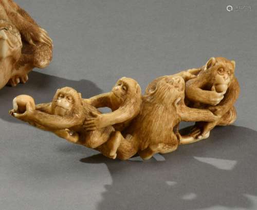 日本，京都学派--明治时期（1868-1912）。象牙色okimono，四只猴子在树...