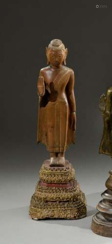 泰国-19世纪站立佛，右手举起，左手沿身体向地面伸展。雕花镀金漆木...