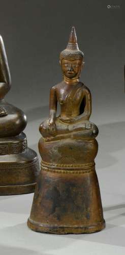 缅甸--19世纪末青铜小佛坐于高台之上，以大地为证的姿势。H.26.5厘...