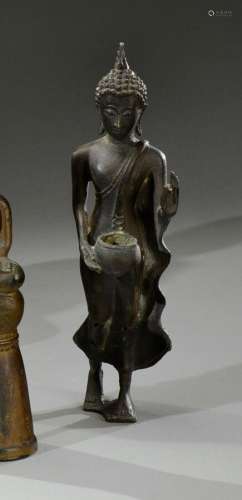 泰国，阿鲁塔亚 - 19世纪青铜佛，右手持钵，左手举起，食指与拇指相接...