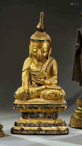 缅甸--19世纪初雕花镀金木大坐佛，双眼彩绘，底座镶嵌小镜。H.61厘米...