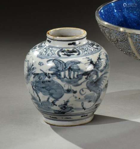 印度支那, Hué - 18世纪.康熙青花麒麟凤纹瓷瓶底部有一只风格鲜明...