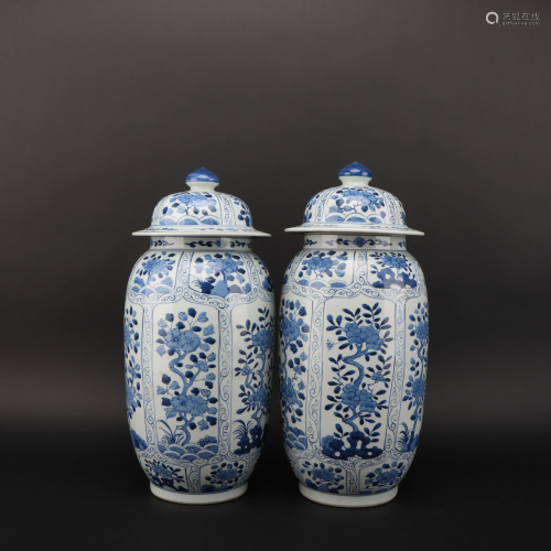 Pairs of Blue and White White Gourd-shaped Jar