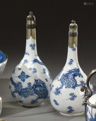 印度支那, Hué - 19世纪.瓷瓶一对，饰白云龙飞凤舞，座上有活动的白...