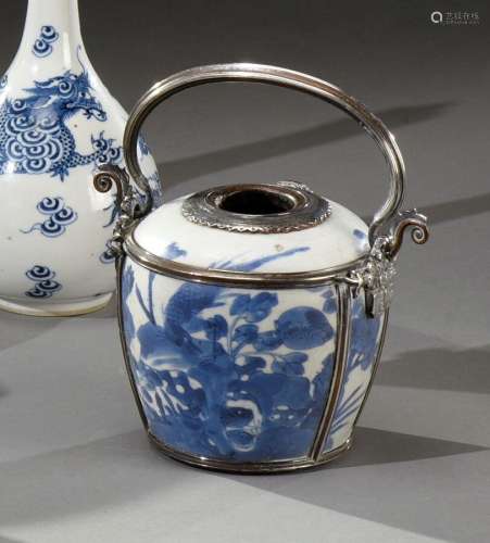 印度支那 - 18世纪瓷器水烟筒，饰白蓝花鸟纹镜框配19世纪的镀银铜...