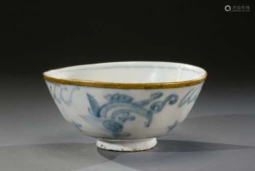 中国南方 - 袁氏王朝时期(1271-1368)罕见的厚瓷碗，盖下有蓝色珐琅...