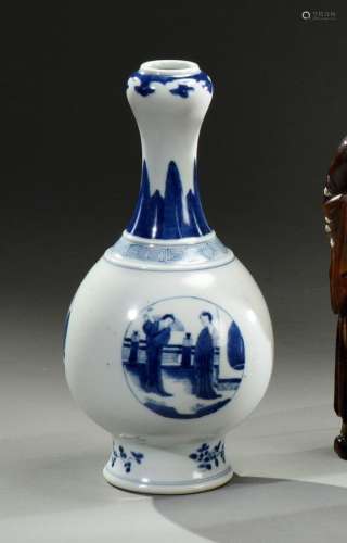中国 - 18世纪蒜瓣形瓷瓶，白地藍彩宮廷景物圓底，底下有雙青色圈痕...