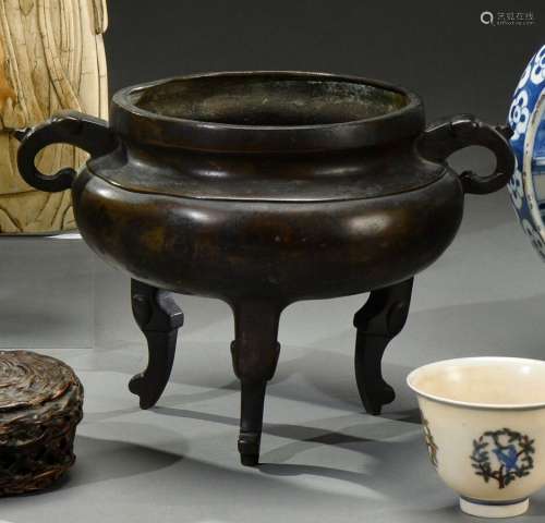 中国--17世纪晚期青铜三足香炉，足与手柄均为大象头造型。伪明字，底...