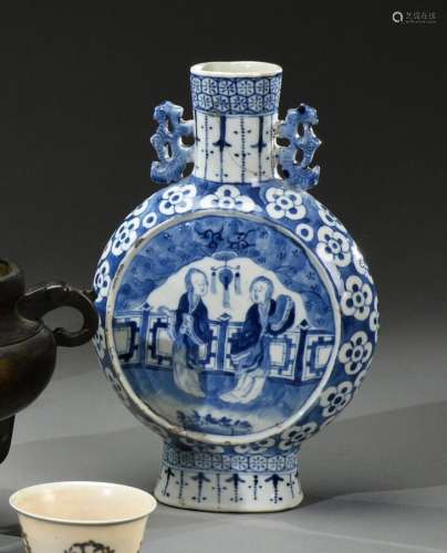 中国 - 18世纪瓷器葫芦瓶，平底，两柄呈龙形，梅花背景上饰白釉朝臣...