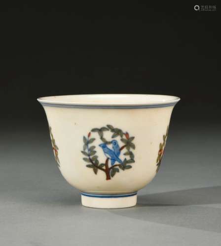 中国--17世纪晚期小巧的乳白色瓷器茶碗，跟部饰一对花鸟，底座和颈...