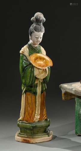 中国-19世纪末三彩琉璃宫女捧杯图H.37.5厘米意外事故和缺失的零件...