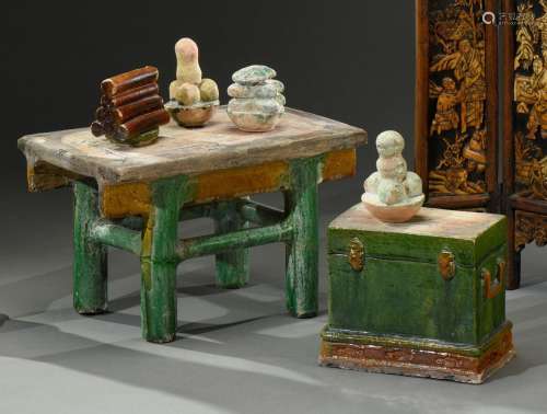 中国-19世纪末一套微型绿黄三彩釉陶器，包括一个坛桌（一足修复）、一...