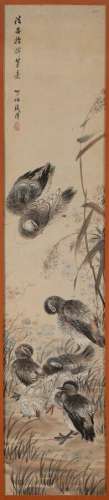 中国 - 19世纪绢本鸭子画，有周伯的签名。尺寸：148 x 31厘米，玻璃框...