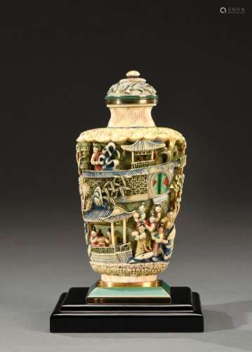 中国 - 19世纪初大象牙鼻烟盒，浮雕精细，多色的宫廷场景：乐师、围棋...