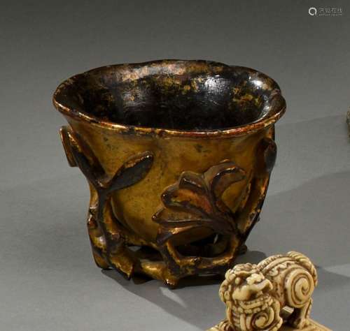 中国 - 18世纪鍍金漆木酒杯，雕有花枝，仿犀牛角酒杯。H.7厘米