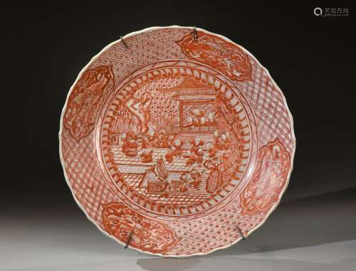 中国--过渡时期（1618年-1683年)瓷器大圆盘，铁红色装饰，底色为金色...