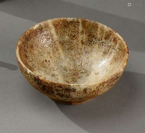 中国 - 19世纪玉石光跟小碗，染酸蚀叶子纹饰在底座下标明四个字母...