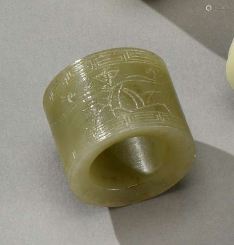 中国 - 约1900年绿玉弓箭手环，刻有山水和诗词H.3厘米----3.3厘米