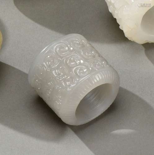 中国 - 约1900年玉箭手环，波浪式浮雕。H.3厘米----3.3厘米