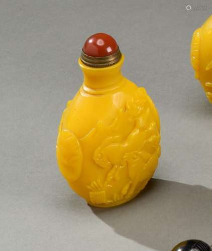 中国 - 约1900年北京黃玻璃鼻煙盒，模印蝴蝶花紋凸圆形珊瑚瓶塞H....
