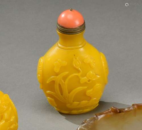 中国 - 约1900年北京黃玻璃鼻煙壺，浮雕花間蝴蝶，蓋上有凸圓形珊瑚...