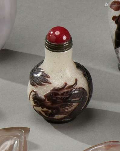 中国--约1900年水晶北京玻璃小鼻烟盒，紫砂四爪龙纹饰H.6厘米