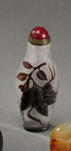 中国 - 约1900年水晶北京玻璃鼻烟盒，一面有茄子衬托的松鼠摘葡萄...