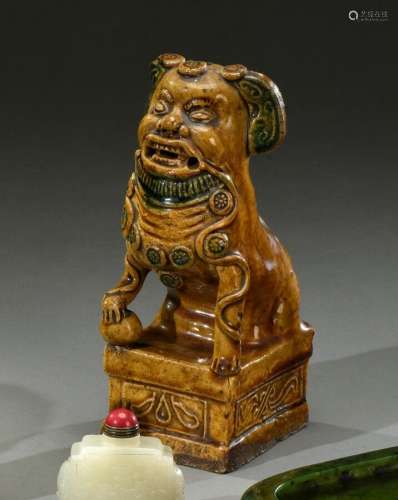 中国南方--17世纪晚期黄绿三彩釉石器能犬配人像H.19厘米旧损害