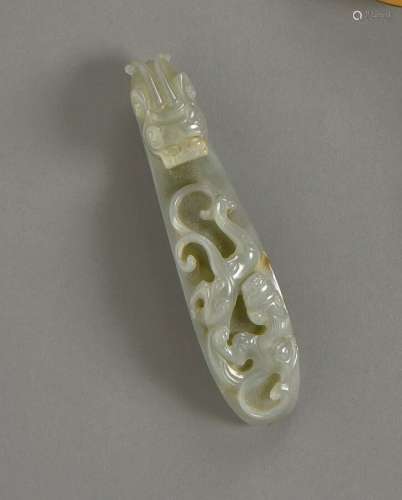 中国 - 18世纪青瓷玉带扣，通体镌刻贴花赤龙，尖端有赤龙头。长11厘...