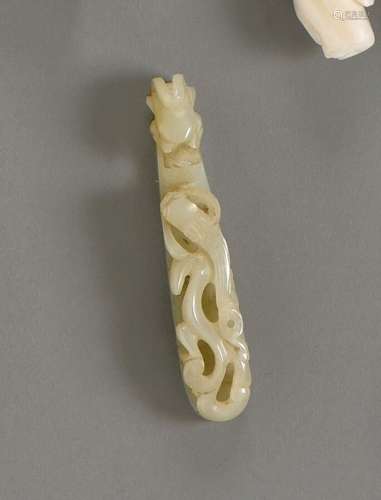 中国 - 18世纪青花瓷玉带扣，两端为螭首镂空体。长10.5厘米