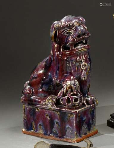 中国 - 19世纪牛血紫绶石器能犬，爪下一团生机。H.33厘米 - 宽20厘...