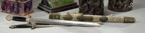中国 - 19世纪初双刃剑，剑鞘为白绫，刻有铜质安装，饰云龙纹，剑柄为...
