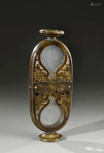 中国-18世纪末罕見的沙漏，兩件北京玻璃扁壺，面綁，銅框，鏤空佛像花...