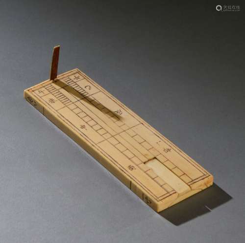 中国 - 约1800年象牙长方形日晷，一面有南北两极的使用指示和四季...