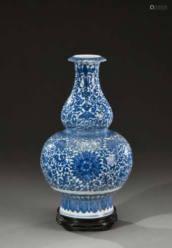 中国--乾隆时期(1735-1796)双葫芦瓷瓶，青花釉下彩绘佛花、佛叶，颈...
