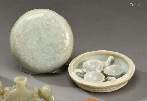 中国 - 19世纪月光瓷化妆盒，模印浅浮雕宋代风格的花纹，内壁有三个...