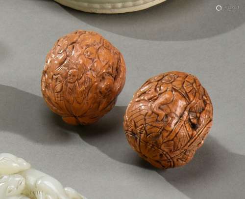 中国-19世纪末两枚小雕坚果，一枚为