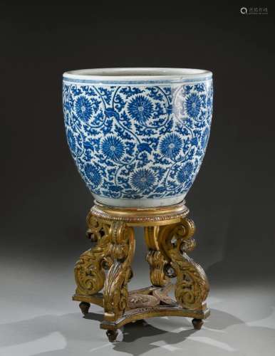中国 - 19世纪明代白描花卉佛卷纹大瓷碗H.57厘米-52厘米镀金木质...