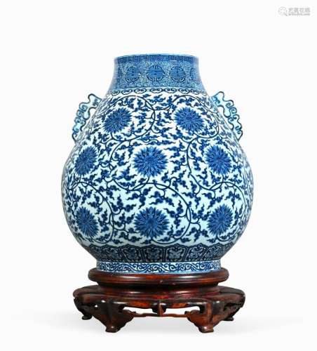 中国 - 19世纪很大的胡形瓷瓶，乾隆风格的蓝白莲花和花叶装饰，两柄...