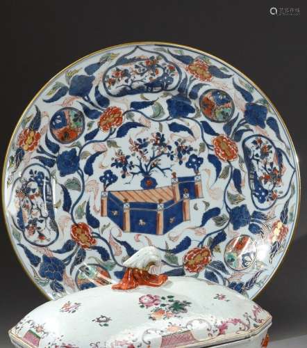 中国--康熙时期(1654-1722)大瓷盘，伊玛里和绿家的花叶卷轴复合装...