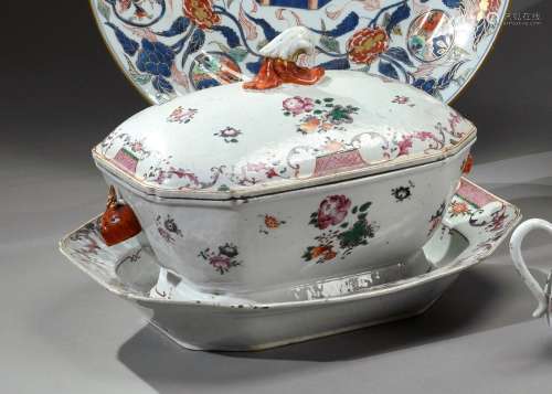 中国，印度公司--18世纪大茶缸及其托盘，橙皮瓷器，带Famille玫瑰花...