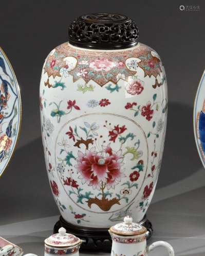 中国 - 19世纪瓷器花瓶，卵圆形，饰Famille玫瑰花和叶子，底下有双蓝...
