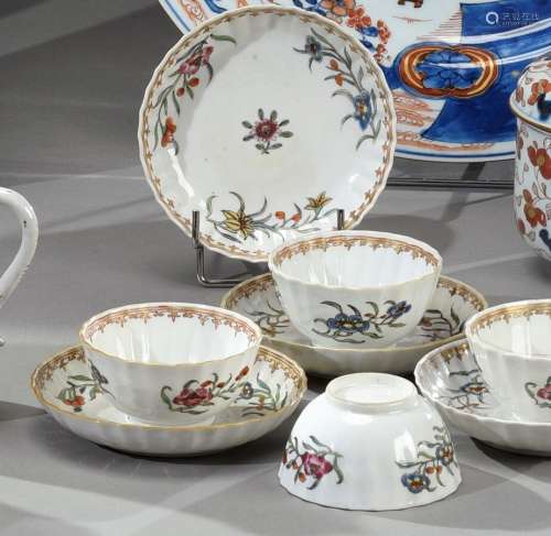 中国，印度公司--18世纪一套四件冰糕和它们的碟子，瓷器上有多色的...