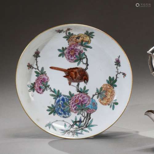中国--雍正时期(1678-1735)瓷盘，黄、粉、蓝三色牡丹花鸟图，边缘微微...