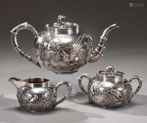 中国，王兴公司 - 19世纪银质茶具，由茶壶、糖碗、奶茶器组成，浮雕梅...
