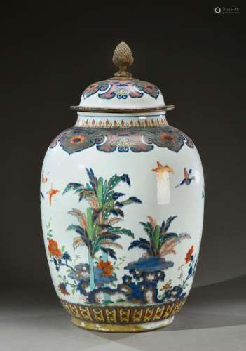 中国 - 18世纪一件非常大的瓷盖花瓶，饰有香蕉树和花卉的蝴蝶，盖子...