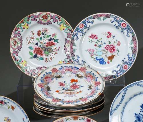 中国，印度公司--18世纪一套八件盘子，有不同的花束装饰，包括一对牡...